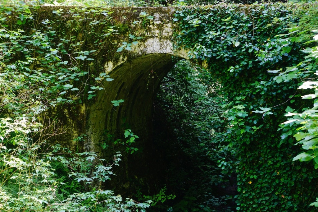 Монастырский арочный мост Афон.jpg