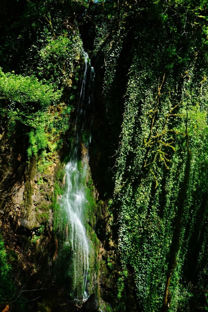 Водопады по дороге к озеру Амткел.jpg