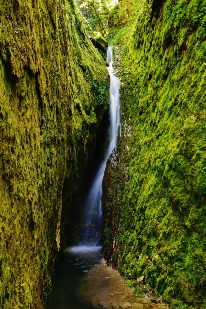 Водопад по дороге к Амткел.jpg