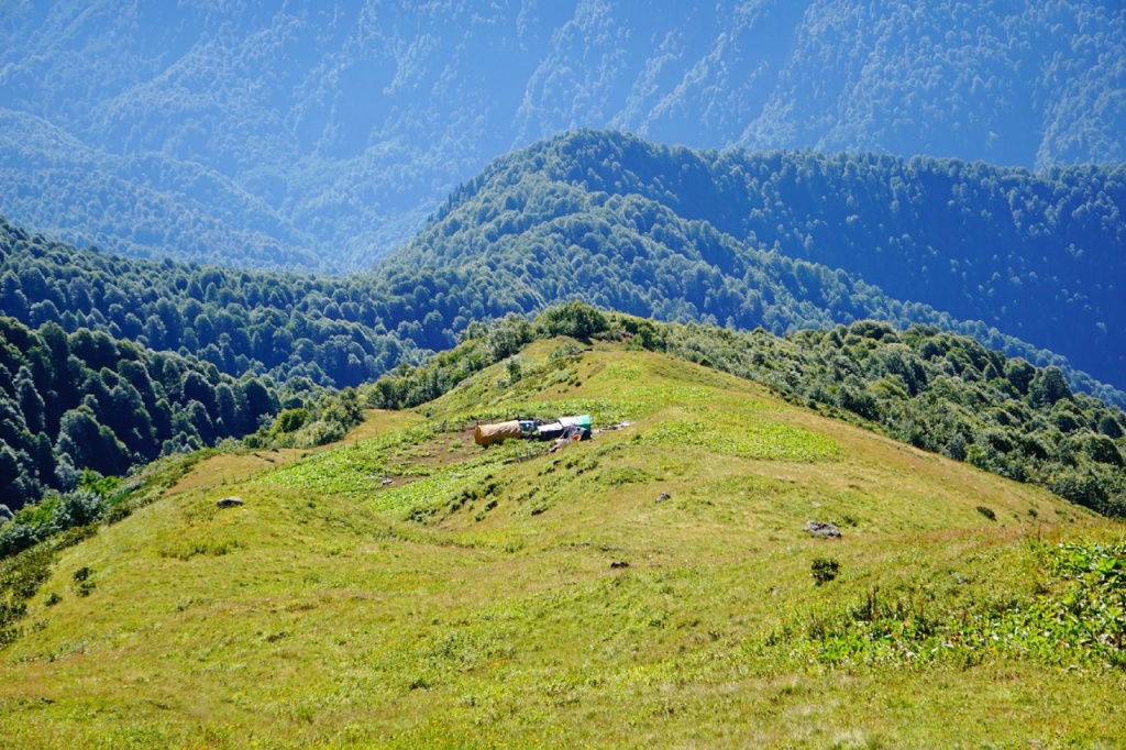 Пастухи на пешеходной дороге на Куниашту.jpg