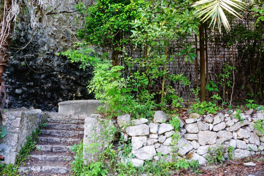 Начало тропы к Ласточкиному гнезду Новый Афон.jpg