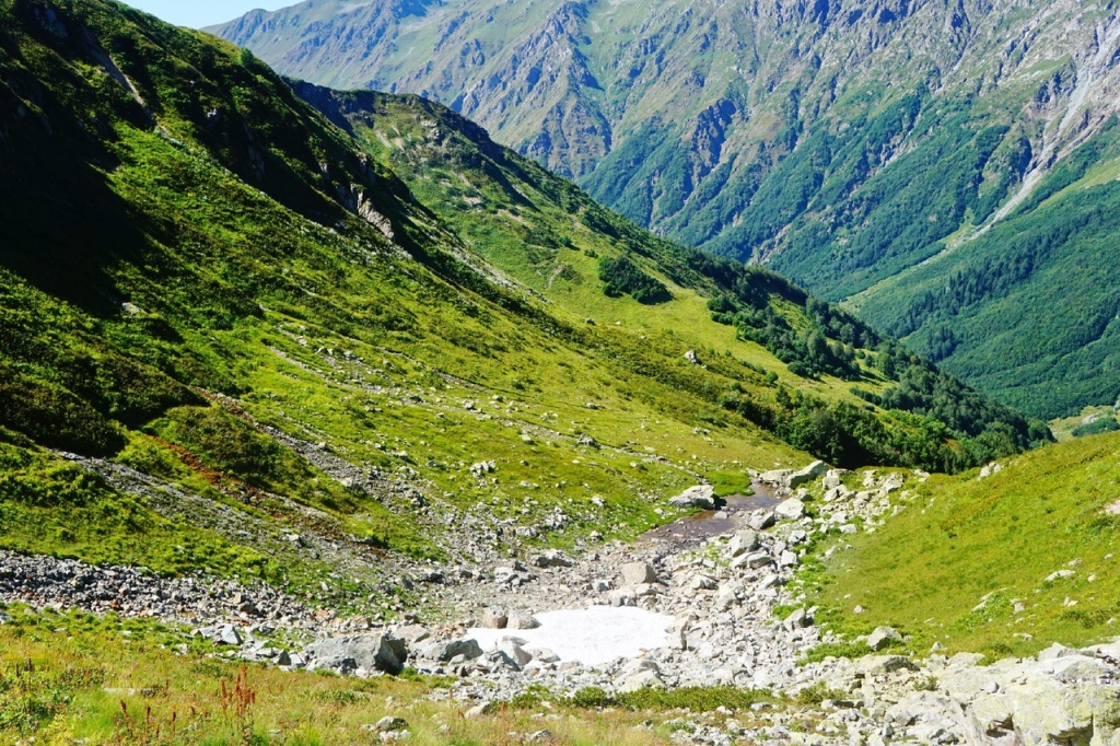 Долина Семи озер снежник.jpg