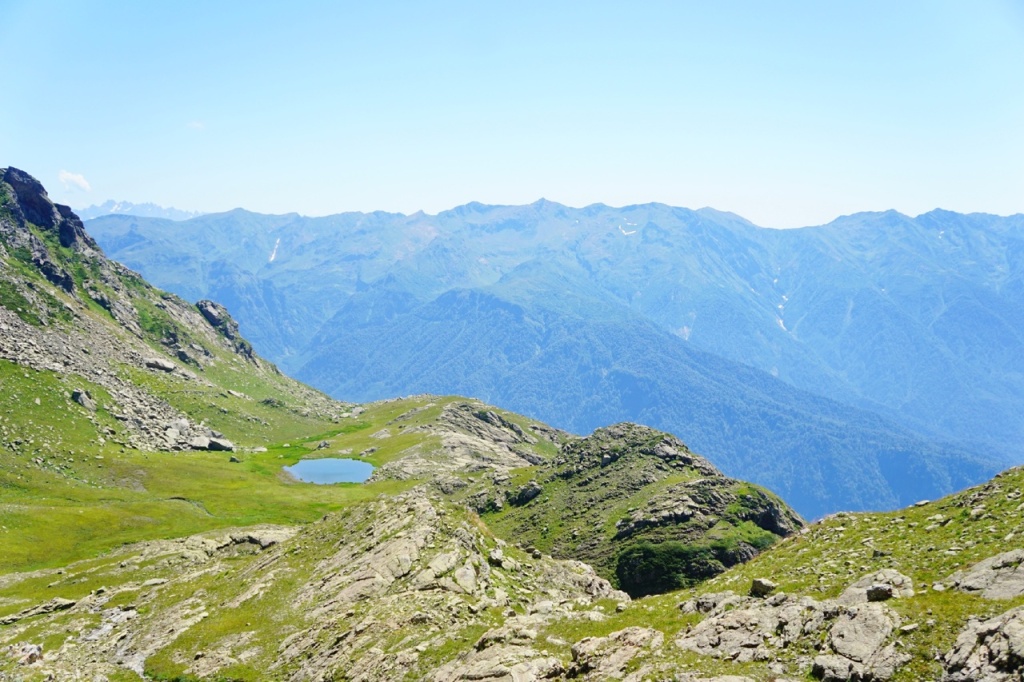 Безымянное озеро и горы Куниашта.jpg