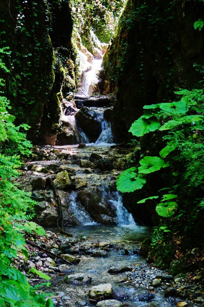 маленький водопад у Аацынского водопада.jpg