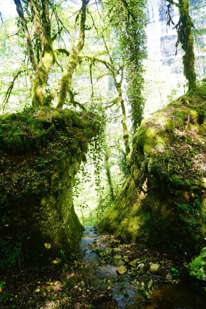 Водопады к озеру Амткел.jpg